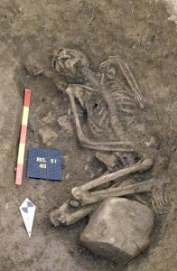 Fig. 2 Rosheim (Alsazia, Francia), sepoltura n. 419, con pietra sulle gambe. Neolitico Medio (da Rites de la mort en Alsace de la préhistoire à la fin du XIXe siècle, Strasbourg 2008, p. 30).